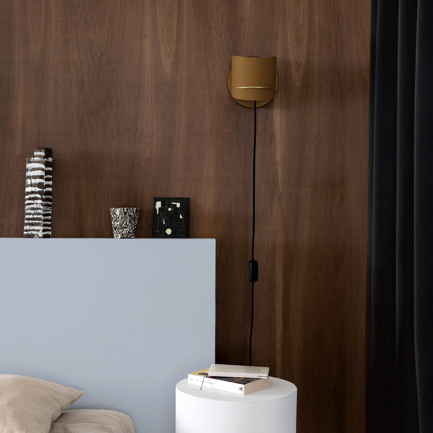 Applique murale design sculptural & écoresponsable Pistil - JURIE & JARRE - La Maison MilanaisePIAP01FONOBeige LinChêne foncé recycléFil Noir (prise secteur)