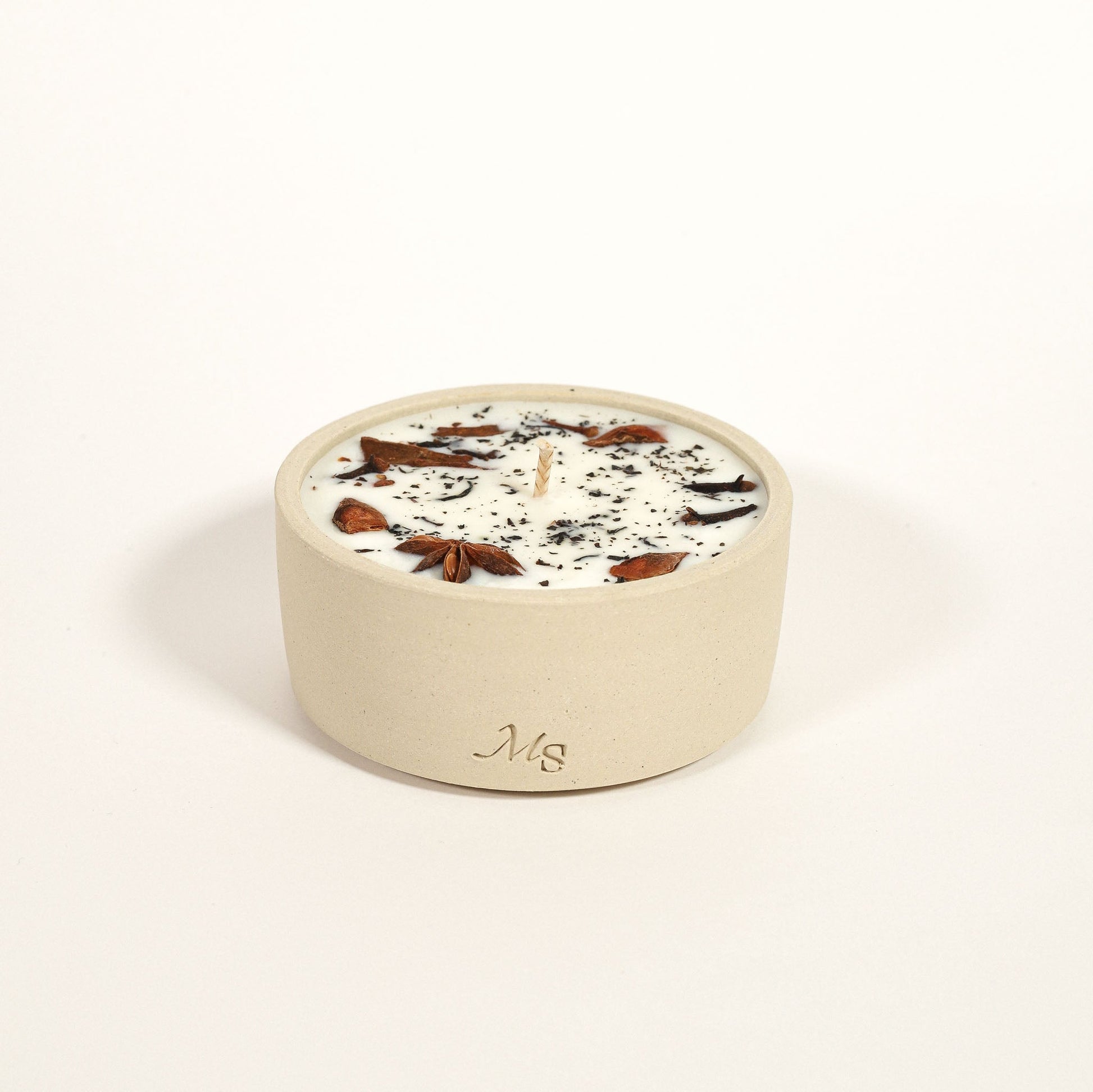 Bougie Fleurie en Grès – Thé & Pain d’Épices - MAISON SEJOUR - La Maison MilanaiseTHEPAINDEPICE - 1200g - 40H