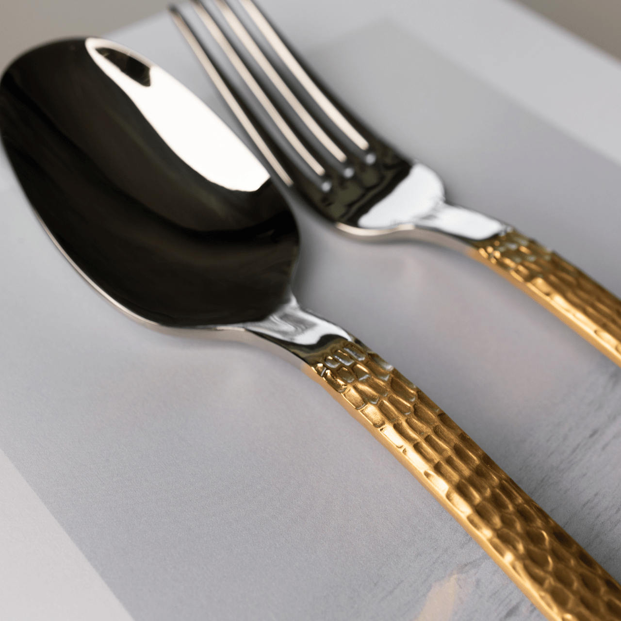 Couverts en inox 18/10 Design texturé et raffiné SKIN - Belo Inox - La Maison MilanaiseSKIN - 7Duo Poli Miroir + Manches Doré 24K Brossé24 Pièces