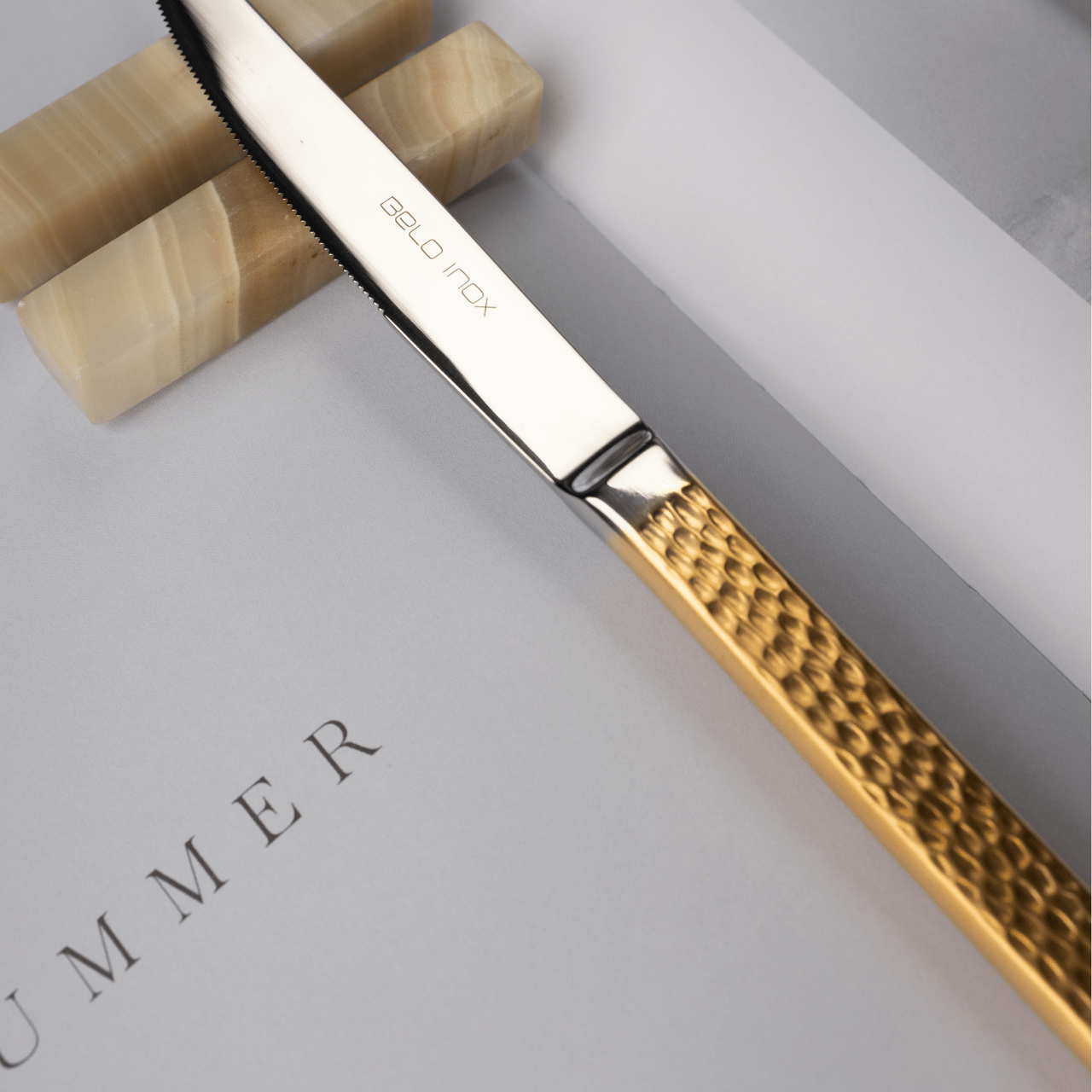 Couverts en inox 18/10 Design texturé et raffiné SKIN - Belo Inox - La Maison MilanaiseSKIN - 8Duo Poli Miroir + Manches Doré 24K Brossé75 Pièces