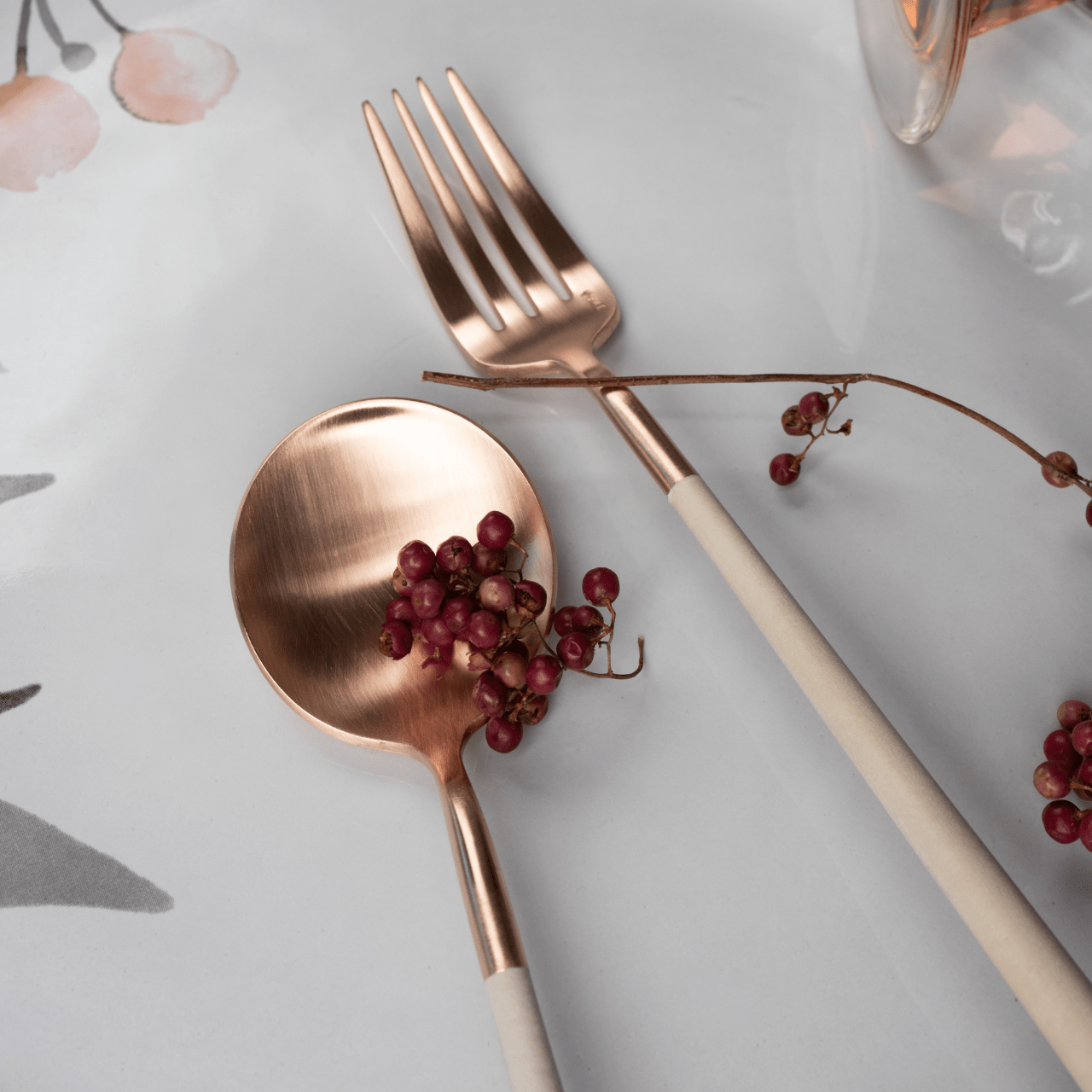 Couverts NEO en acier inox 18/10 – Design audacieux par BELO INOX - La Maison MilanaiseNEO - 16IvoireDoré Rose 24K Brossé24 Pièces