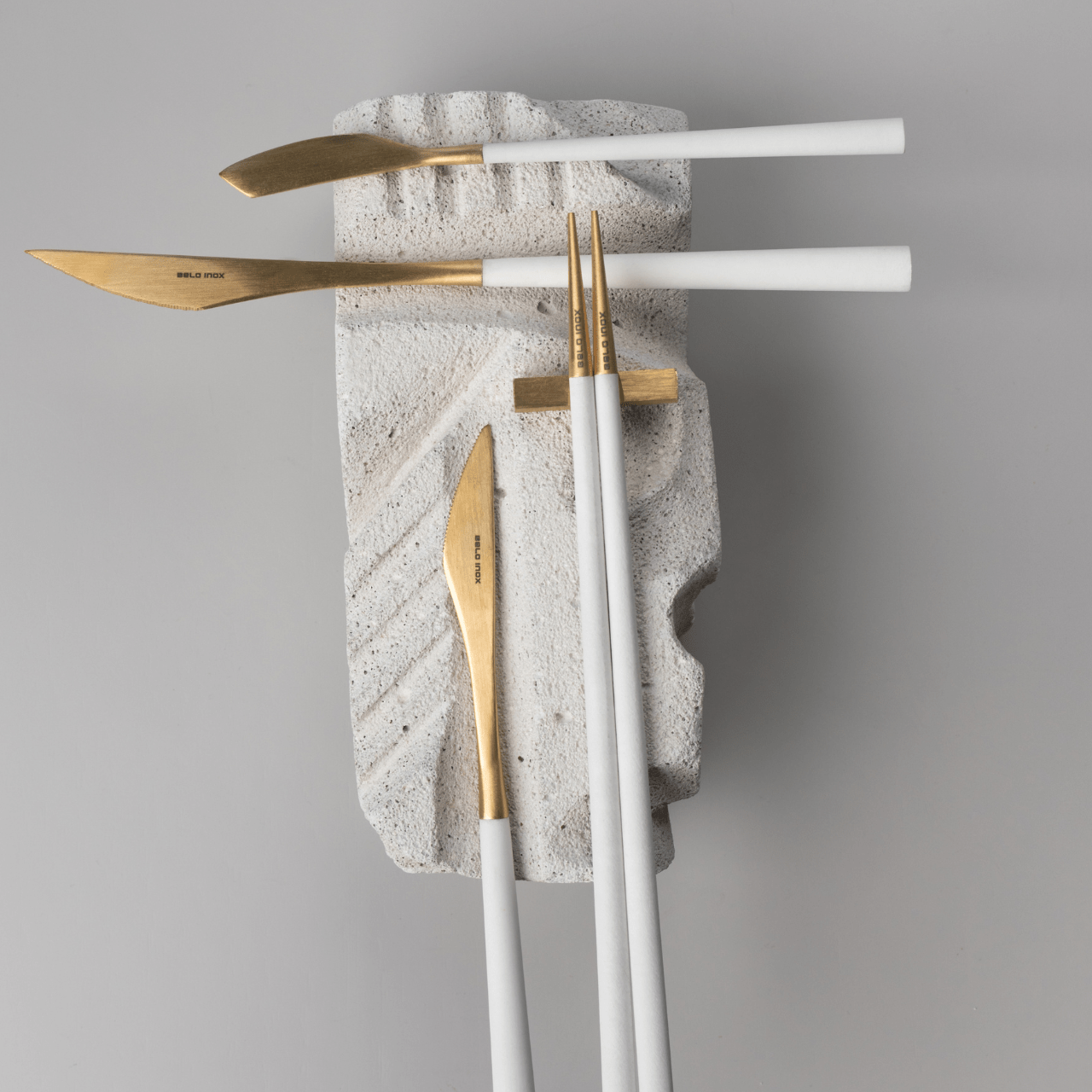 Couverts NEO en acier inox 18/10 – Design audacieux par BELO INOX - La Maison MilanaiseNEO - 3BlancDoré 24K Brossé130 Pièces