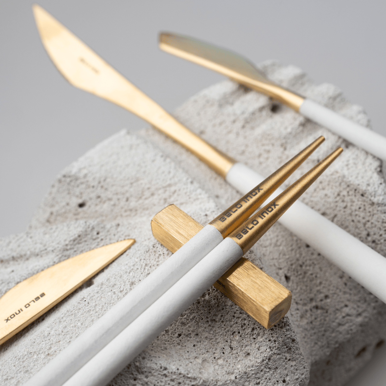 Couverts NEO en acier inox 18/10 – Design audacieux par BELO INOX - La Maison MilanaiseNEOBAGUETTEBlancDoré 24K Brossé2 Baguettes à Sushis