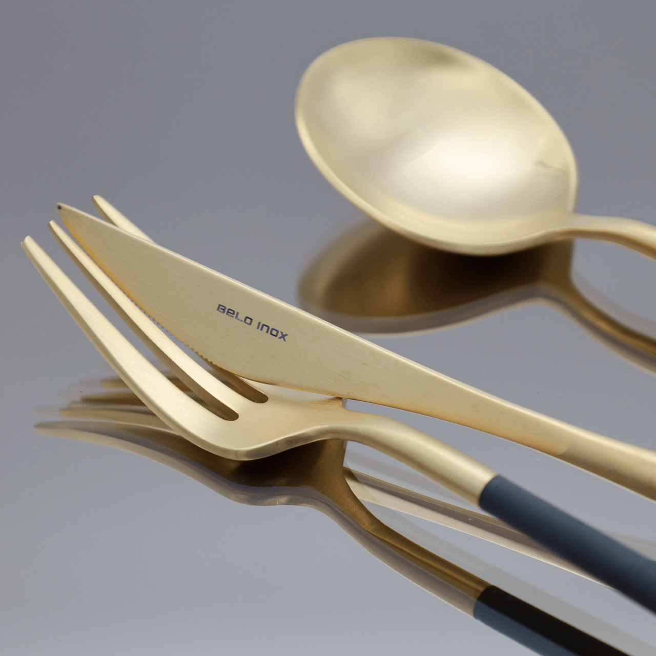 Couverts NEO en acier inox 18/10 – Design audacieux par BELO INOX - La Maison MilanaiseNEO - 29Bleu NuitDoré 24K Brossé75 Pièces