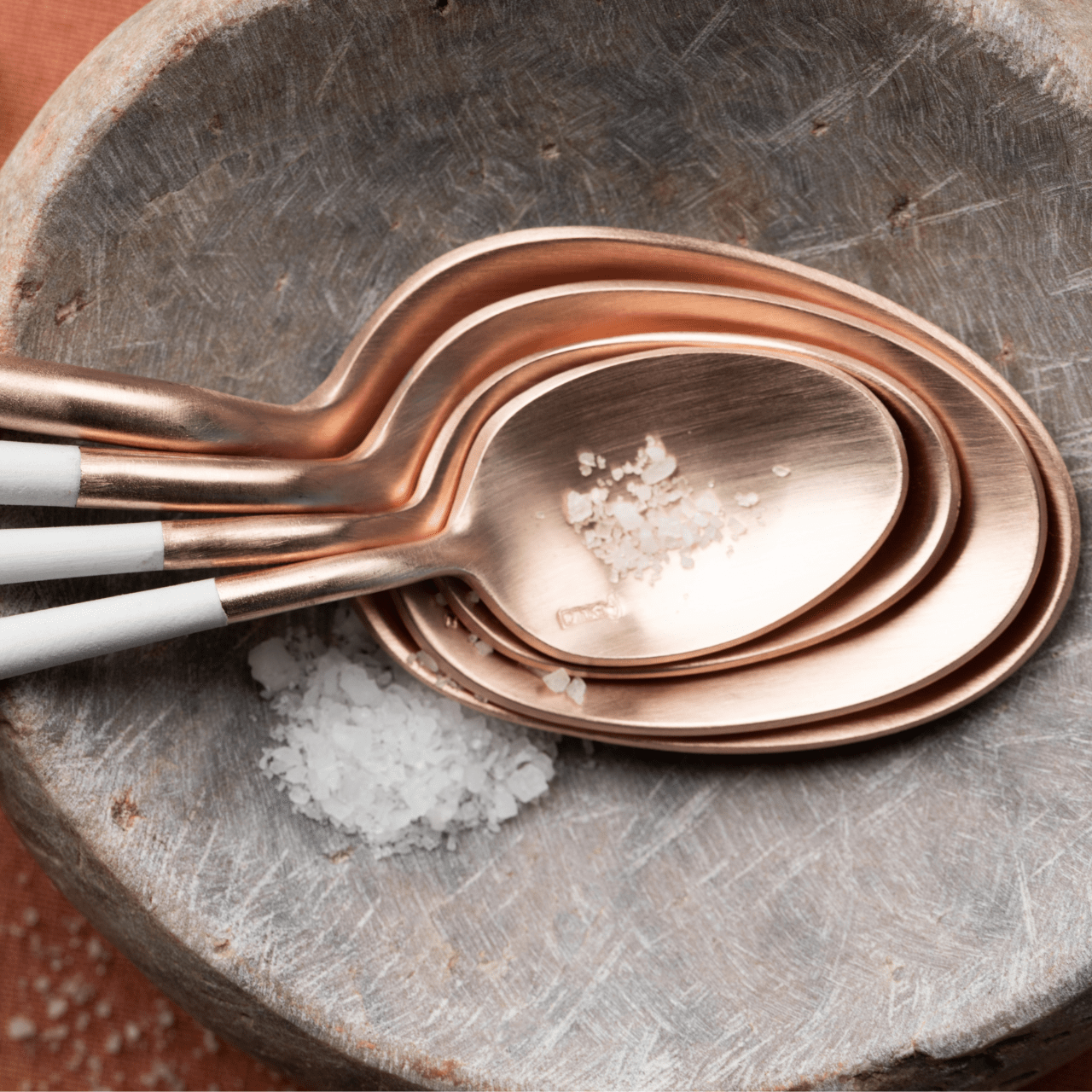 Couverts NEO en acier inox 18/10 – Design audacieux par BELO INOX - La Maison MilanaiseNEO - 9BlancDoré Rose 24K Brossé130 Pièces