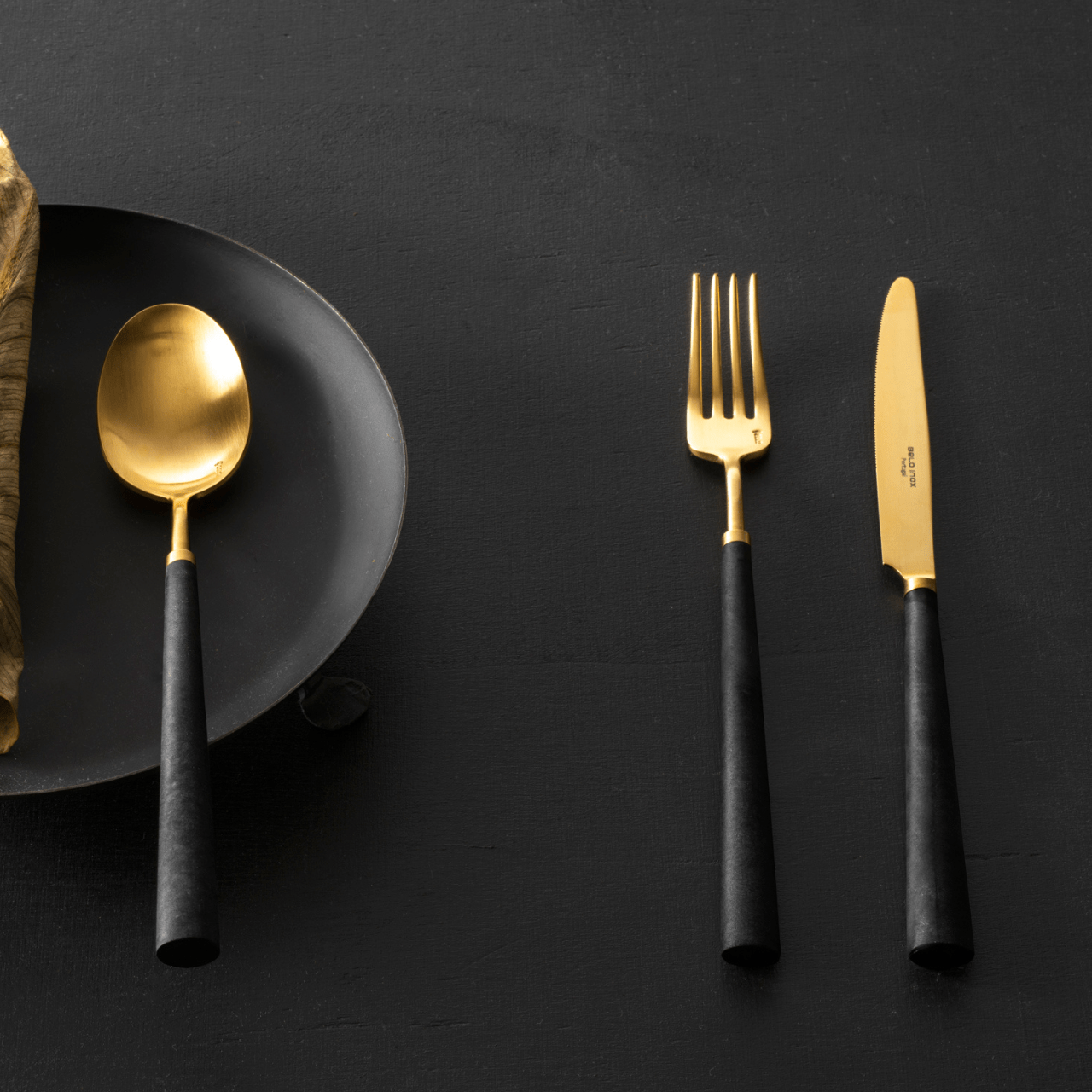 Couverts YUME en inox 18/10 – Minimalisme sensuel & finitions brossées d’exception - BELO INOX - La Maison MilanaiseYUME - 6Doré 24K Brossé130 Pièces