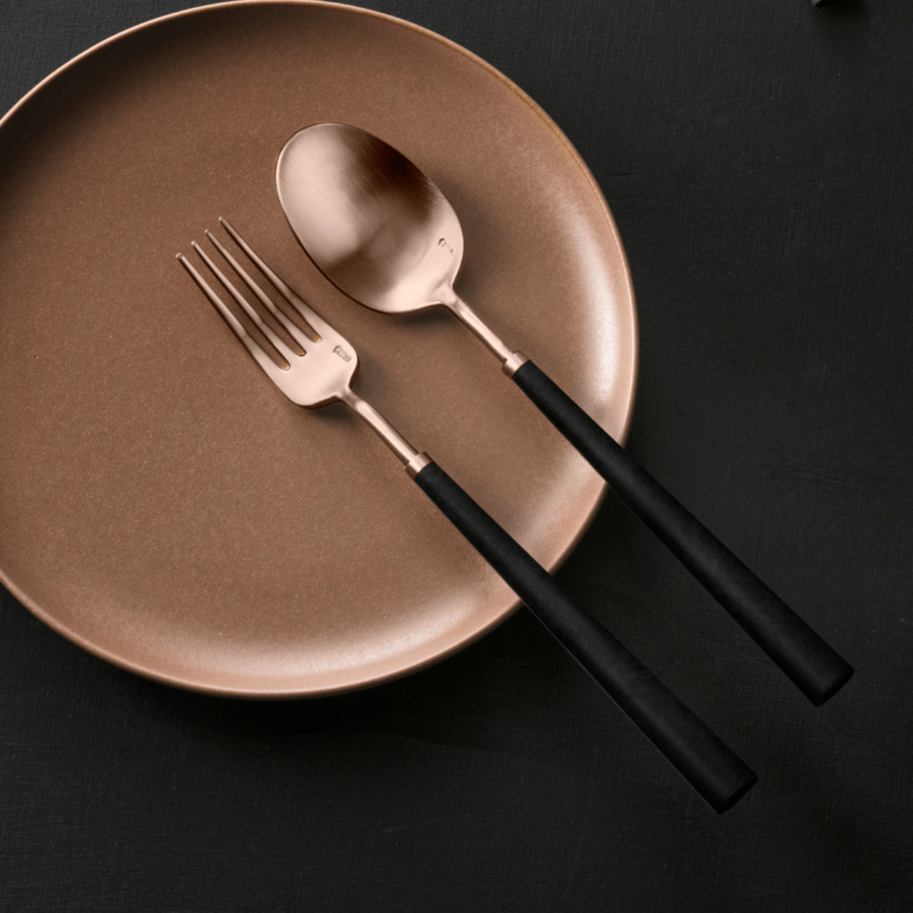Couverts YUME en inox 18/10 – Minimalisme sensuel & finitions brossées d’exception - BELO INOX - La Maison MilanaiseYUME - 7Doré Rose 24K Brossé24 Pièces