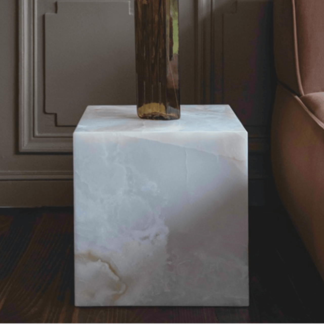 Cube en marbre ou onyx Logos 35 - MANIFESTE - La Maison MilanaiseLOGOS35BlancOnyx Blanc