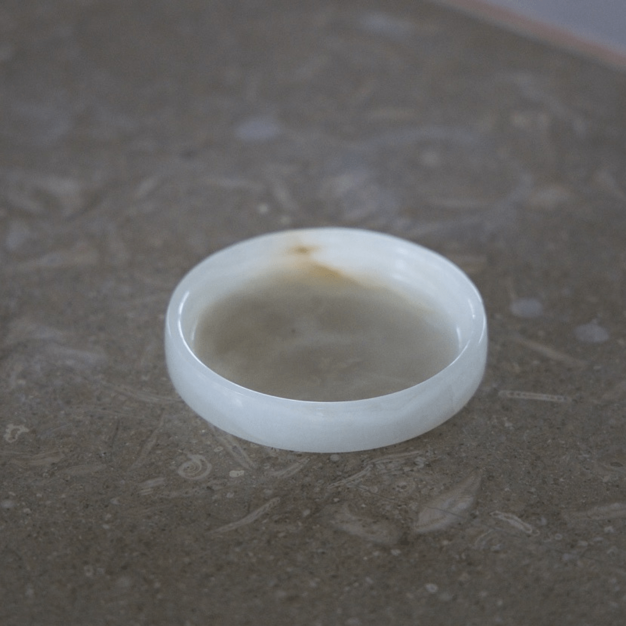 Dessous de bouteille ou vide poche rond en onyx blanc - MANIFESTE - La Maison MilanaiseVIDEPOCHERONDONYXBLANC
