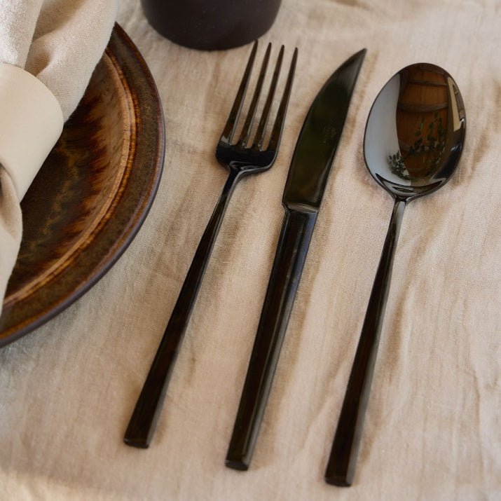 Ensemble de 24 couverts noirs en acier inoxydable Véla - COSTA NOVA - La Maison MilanaiseC20781VELA