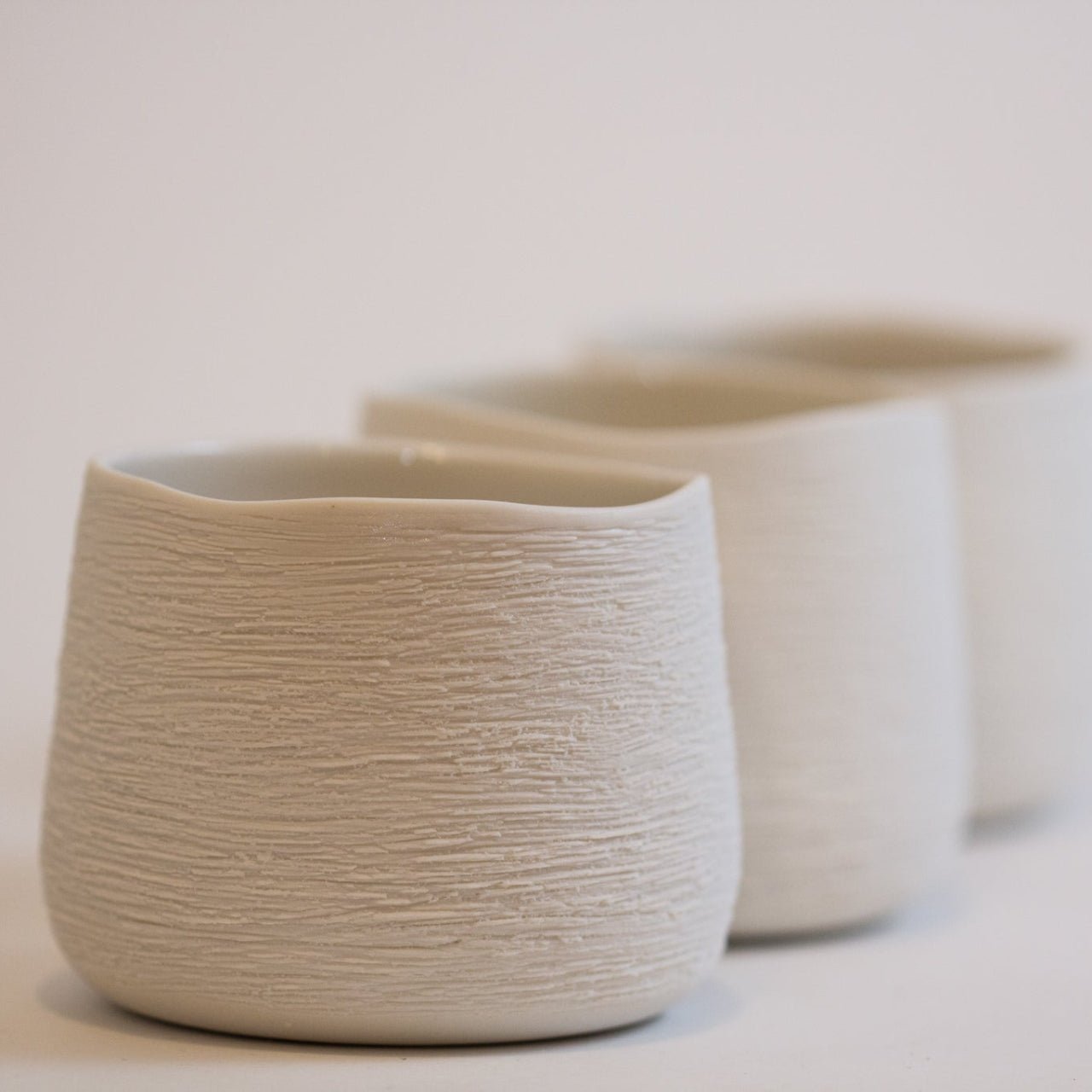 Gobelets en porcelaine griffée - L'ATELIER BERANGERE CERAMIQUE - La Maison MilanaiseBN175