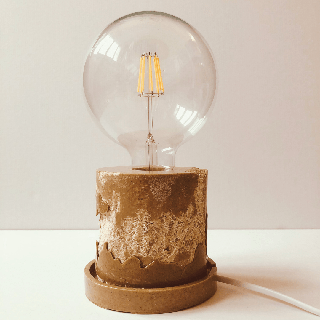Lampe à poser artisanale en résine végétal "La Lumière" - L'ÉCO MAISON DÉCORATION - La Maison MilanaiseLEMD590093