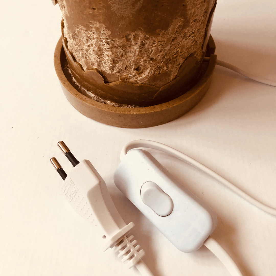 Lampe à poser artisanale en résine végétal "La Lumière" - L'ÉCO MAISON DÉCORATION - La Maison MilanaiseLEMD590093