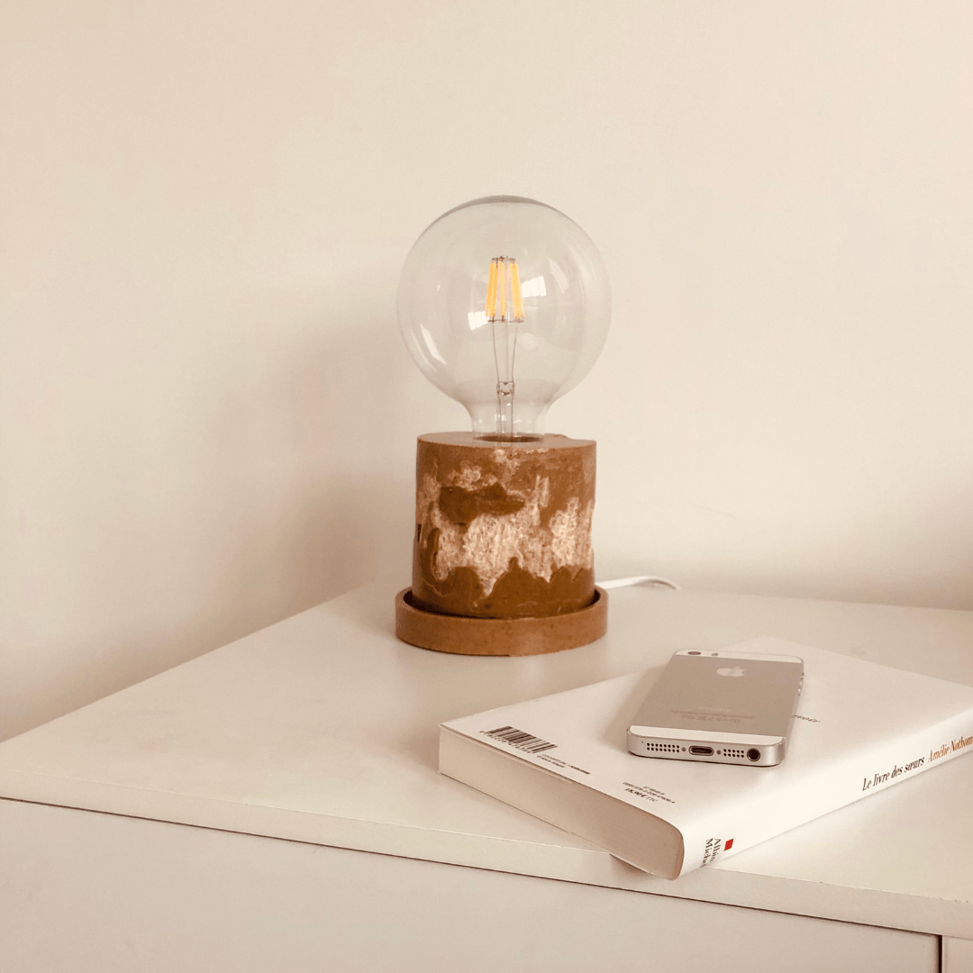 Lampe à poser artisanale en résine végétal "La Lumière" - L'ÉCO MAISON DÉCORATION - La Maison MilanaiseLEMD590093