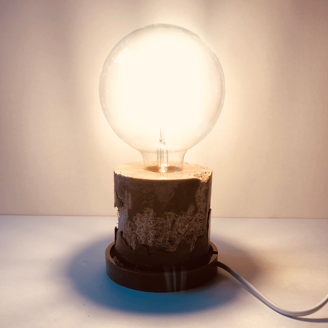 Lampe à poser artisanale en résine végétal "La Lumière" - L'ÉCO MAISON DÉCORATION - La Maison MilanaiseLEMD590093