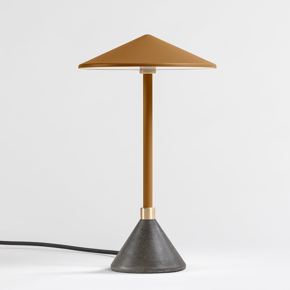 Lampe à poser Design artisanal & écoresponsable Aurore - JURIE & JARRE - La Maison MilanaiseAULA03BANOJaune SafranBAMA - déchets du batiment recyclésNoir