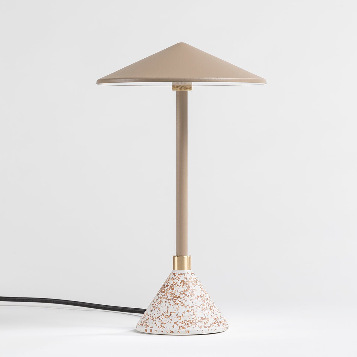 Lampe à poser Design artisanal & écoresponsable Aurore - JURIE & JARRE - La Maison MilanaiseAULA01OFNOBeige LinOFEL - coquilles d'oeufs recycléesNoir
