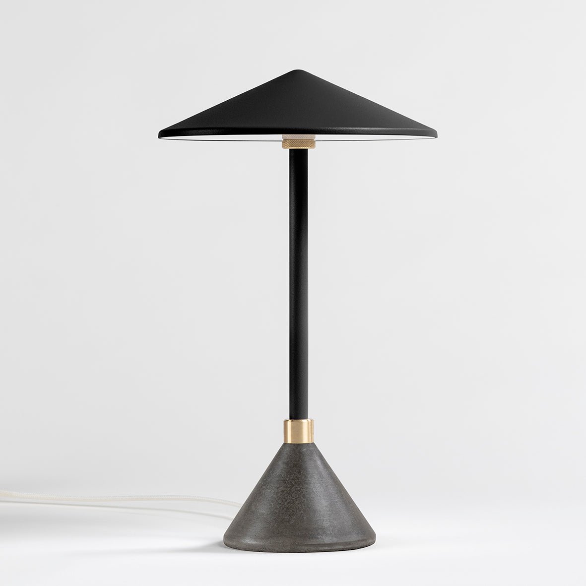 Lampe à poser Design artisanal & écoresponsable Aurore - JURIE & JARRE - La Maison MilanaiseAULA10BABLNoir EbèneBAMA - déchets du batiment recyclésBlanc