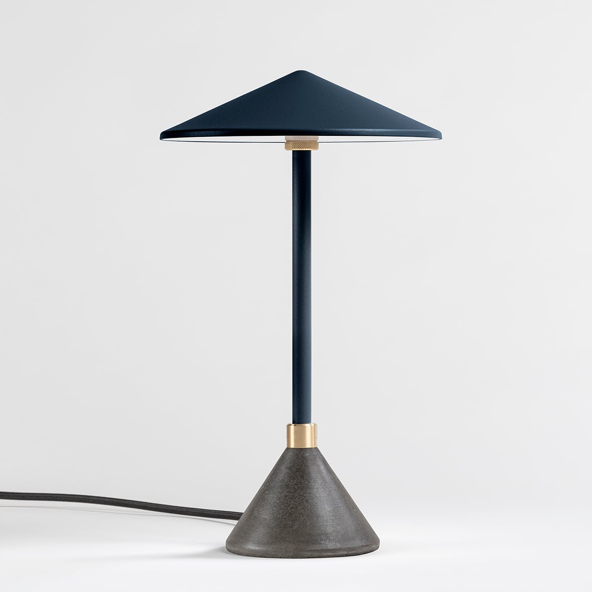 Lampe à poser Design artisanal & écoresponsable Aurore - JURIE & JARRE - La Maison MilanaiseAULA09BANOBleu CrépusculeBAMA - déchets du batiment recyclésNoir