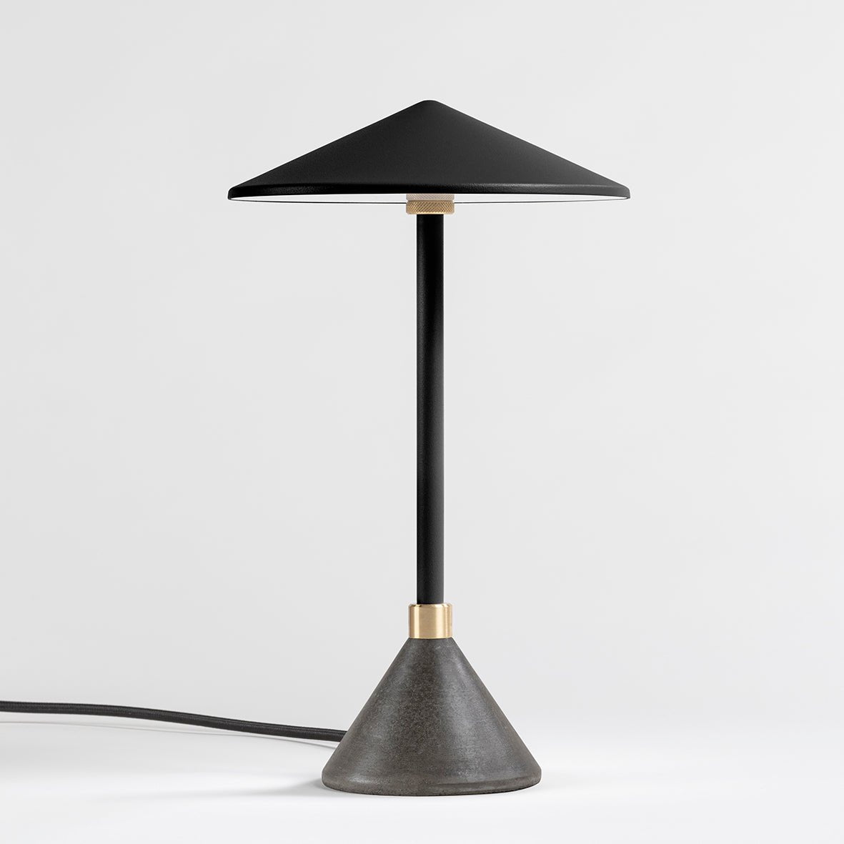 Lampe à poser Design artisanal & écoresponsable Aurore - JURIE & JARRE - La Maison MilanaiseAULA10BANONoir EbèneBAMA - déchets du batiment recyclésNoir