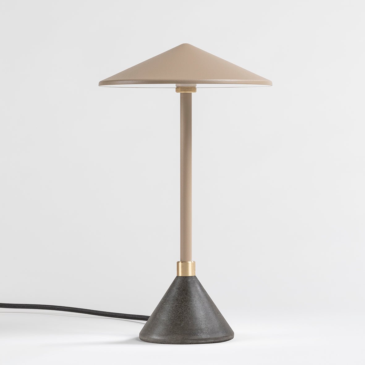 Lampe à poser Design artisanal & écoresponsable Aurore - JURIE & JARRE - La Maison MilanaiseAULA01BANOBeige LinBAMA - déchets du batiment recyclésNoir