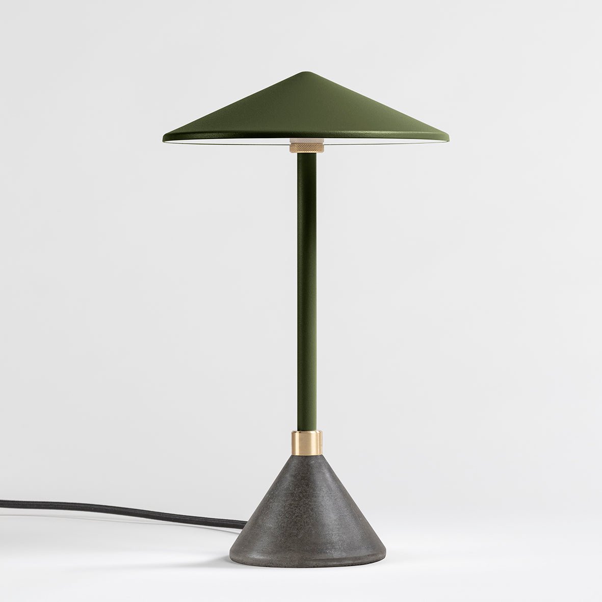 Lampe à poser Design artisanal & écoresponsable Aurore - JURIE & JARRE - La Maison MilanaiseAULA07BANOVert OliveBAMA - déchets du batiment recyclésNoir