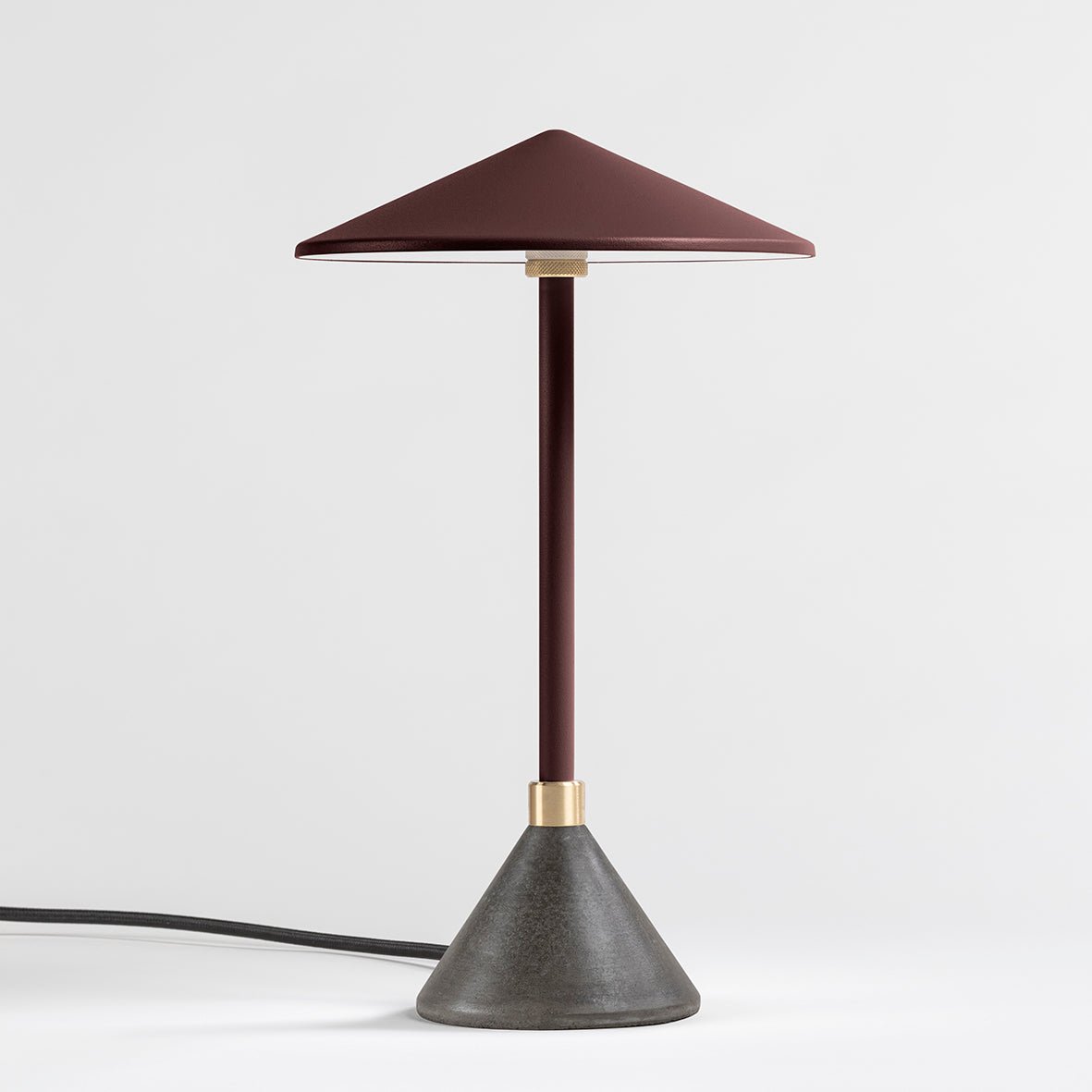 Lampe à poser Design artisanal & écoresponsable Aurore - JURIE & JARRE - La Maison MilanaiseAULA05BANORouge MarsalaBAMA - déchets du batiment recyclésNoir