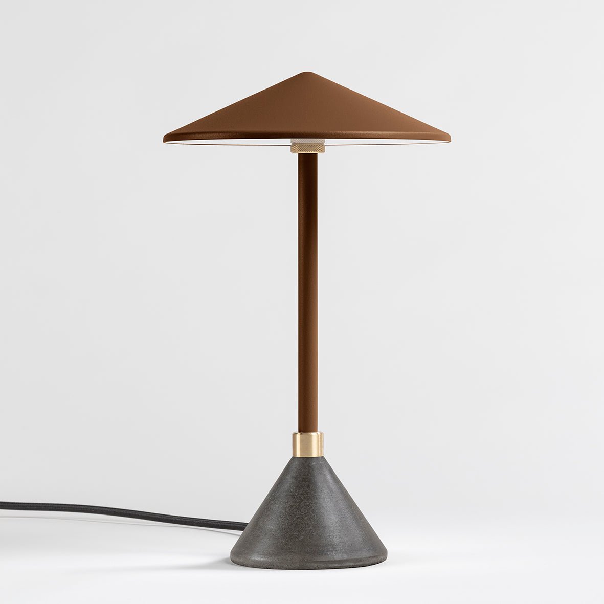 Lampe à poser Design artisanal & écoresponsable Aurore - JURIE & JARRE - La Maison MilanaiseAULA02BANOBrun CognacBAMA - déchets du batiment recyclésNoir