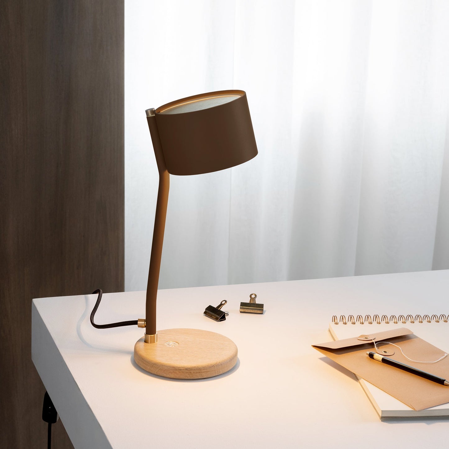 Lampe à poser design recyclé et artisanat français Canopée - JURIE & JARRE - La Maison MilanaiseCALA06FONOBlanc AlbâtreChêne foncé recycléNoir