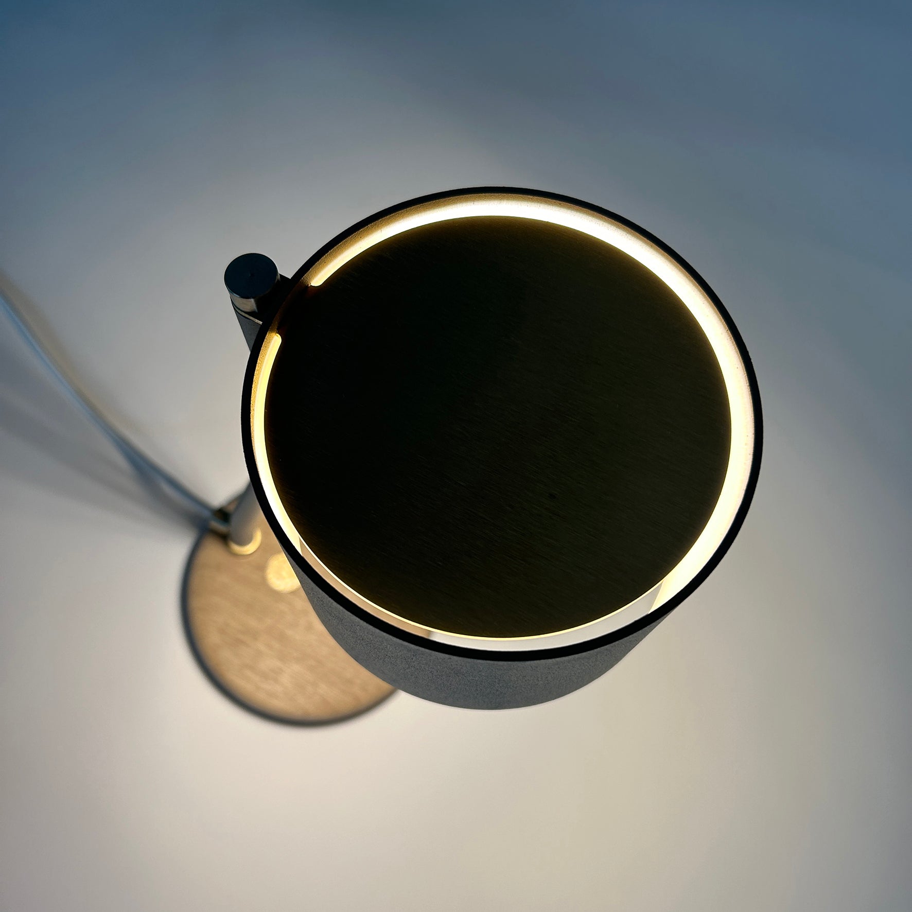 Lampe à poser design recyclé et artisanat français Canopée - JURIE & JARRE - La Maison MilanaiseCALA06FONOBlanc AlbâtreChêne foncé recycléNoir