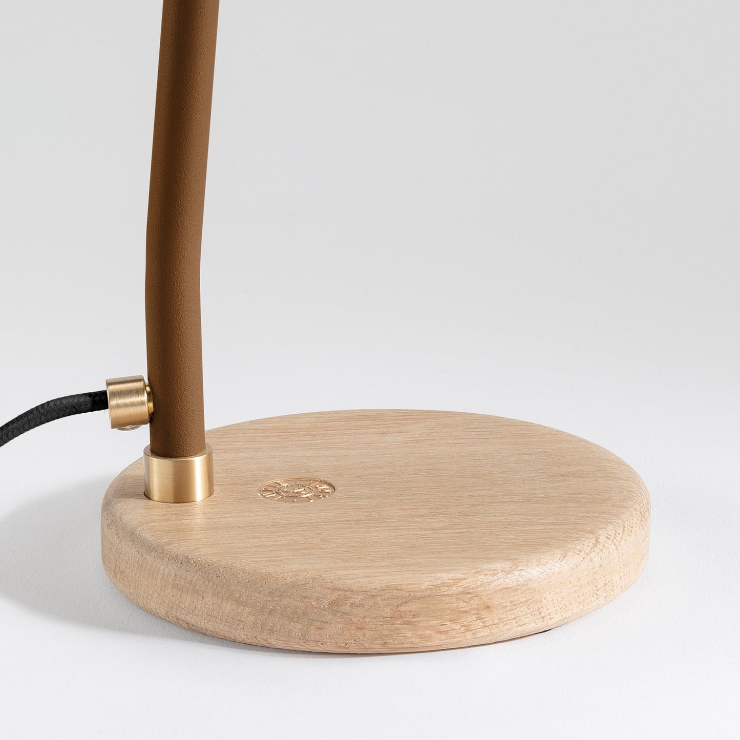 Lampe à poser design recyclé et artisanat français Canopée - JURIE & JARRE - La Maison MilanaiseCALA06FONOBlanc AlbâtreChêne foncé recycléNoir