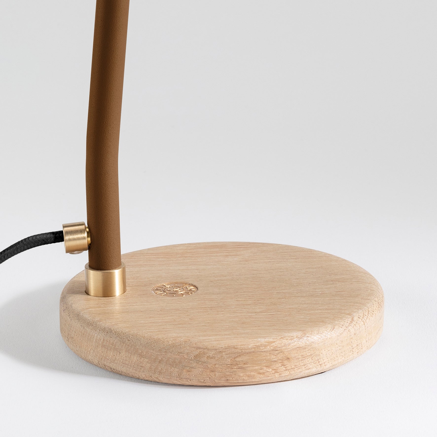Lampe à poser design recyclé et artisanat français Canopée - JURIE & JARRE - La Maison MilanaiseCALA06FONOBlanc AlbâtreChêne foncé recycléNoir