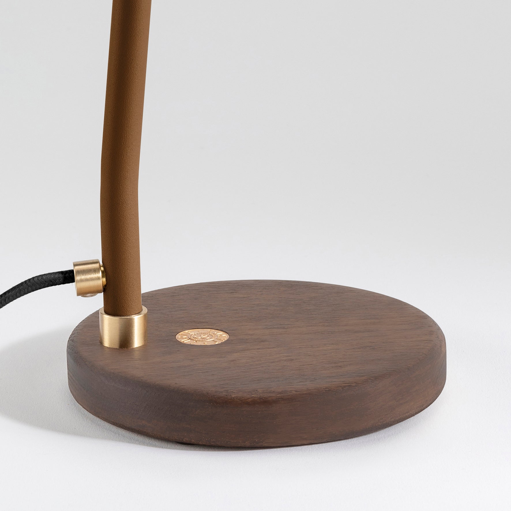 Lampe à poser design recyclé et artisanat français Canopée - JURIE & JARRE - La Maison MilanaiseCALA06FONOBlanc AlbâtreChêne foncé recycléNoir