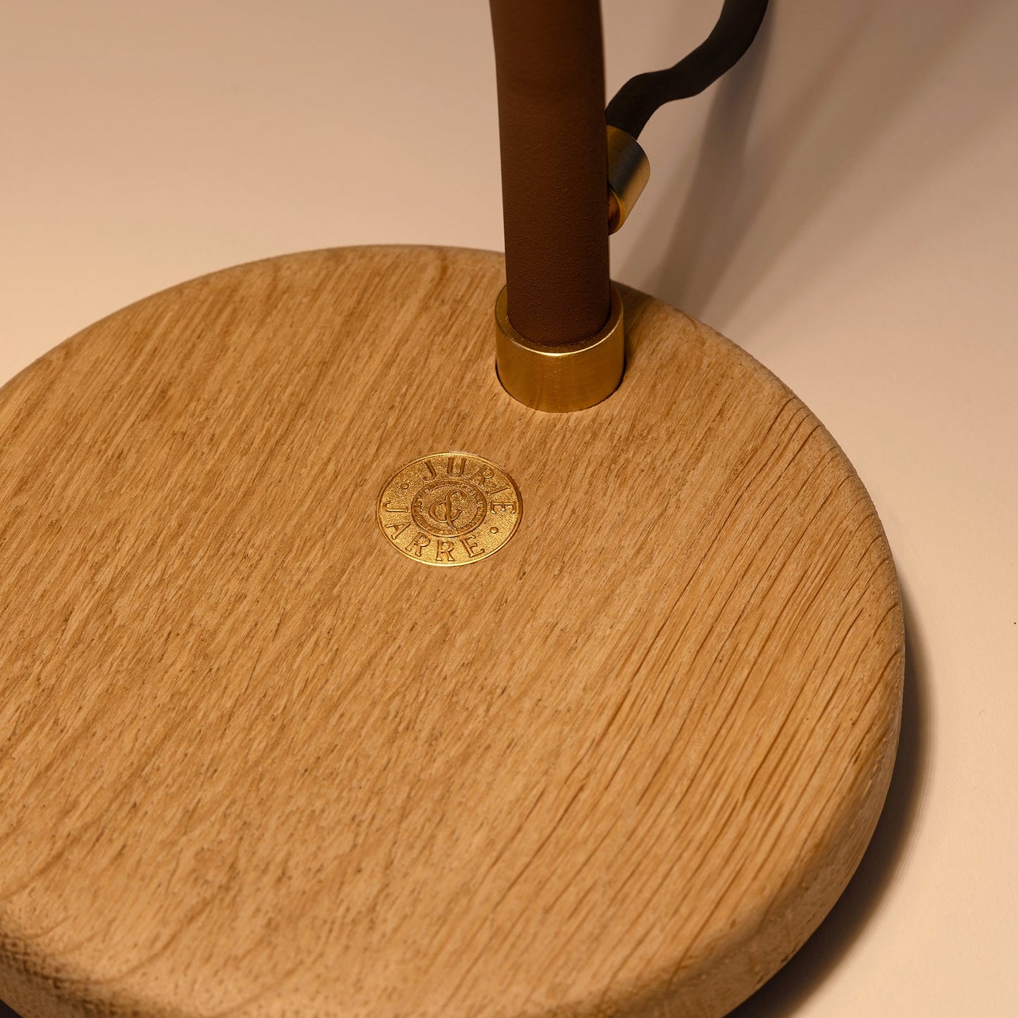 Lampe à poser design recyclé et artisanat français Canopée - JURIE & JARRE - La Maison MilanaiseCALA06FONOBlanc AlbâtreChêne foncé recycléNoir