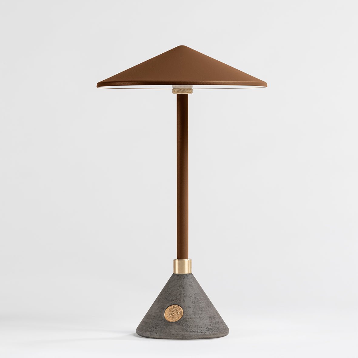 Lampe Baladeuse design et artisanale made in France Aurore - JURIE & JARRE - La Maison MilanaiseAUBA02BABrun CognacBAMA - déchets du batiment recyclés