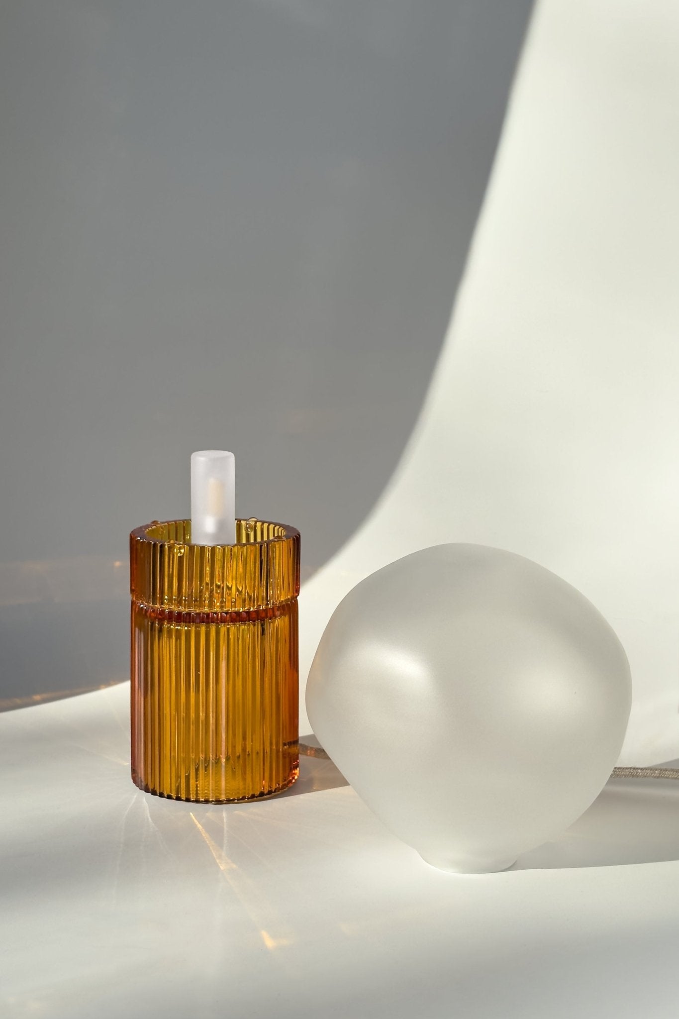 Lampe Nina Nuvelo en cristal soufflé à la main - STUDIO BOJOLA - La Maison MilanaiseNINAN - 3Ambre et Blanc Mat