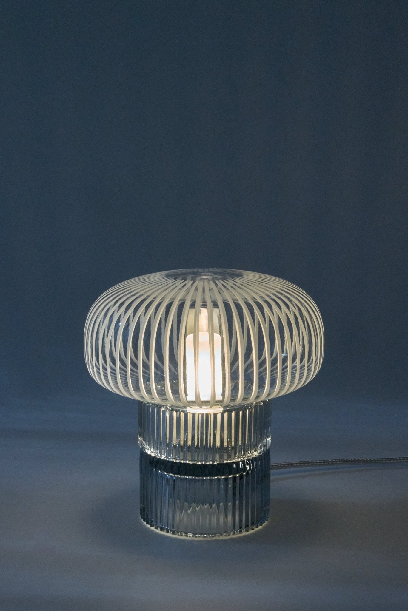 Lampe Tello en Cristal soufflé et gravé à la main - STUDIO BOJOLA - La Maison MilanaiseTELLOG2Grande H26xL26cm2