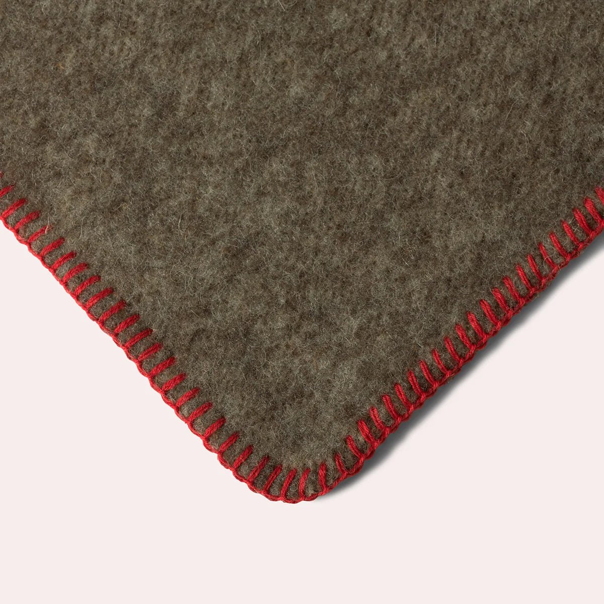 Plaid 100% Laine gris chiné Rhune - MIDIPY - La Maison MilanaiseCarminCamel