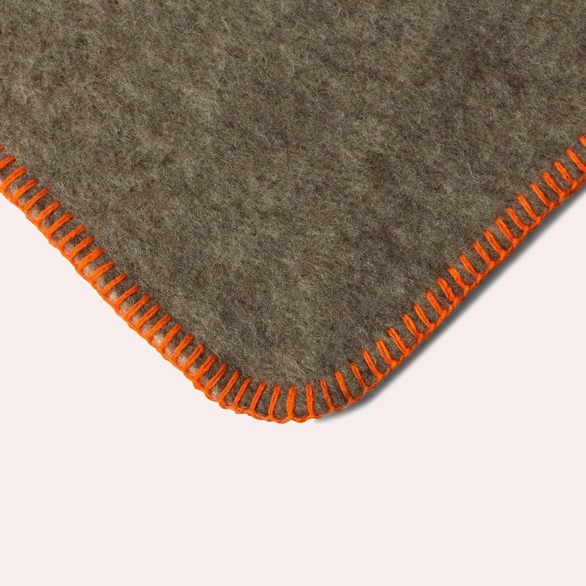 Plaid 100% Laine gris chiné Rhune - MIDIPY - La Maison MilanaiseTangerineCamel