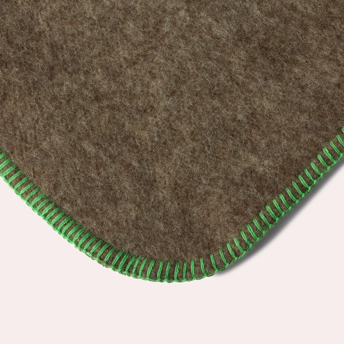 Plaid 100% Laine gris chiné Rhune - MIDIPY - La Maison MilanaiseBasilicCarmin