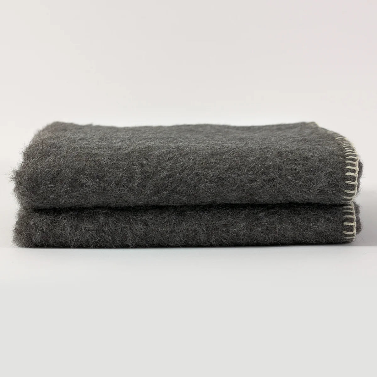 Plaid Alpaga et Laine gris souris Uyuni - MIDIPY - La Maison MilanaiseSans porte - plaid