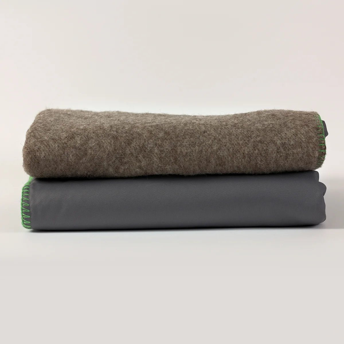 Plaid pique - nique 100% Laine gris chiné Montcalm - MIDIPY - La Maison MilanaiseCamel