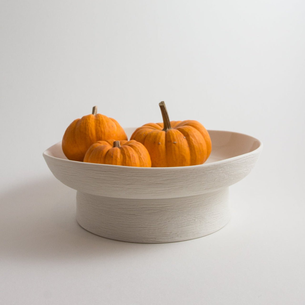 Plat à gâteau en porcelaine blanche griffée - L'ATELIER BERANGERE CERAMIQUE - La Maison MilanaiseBN177
