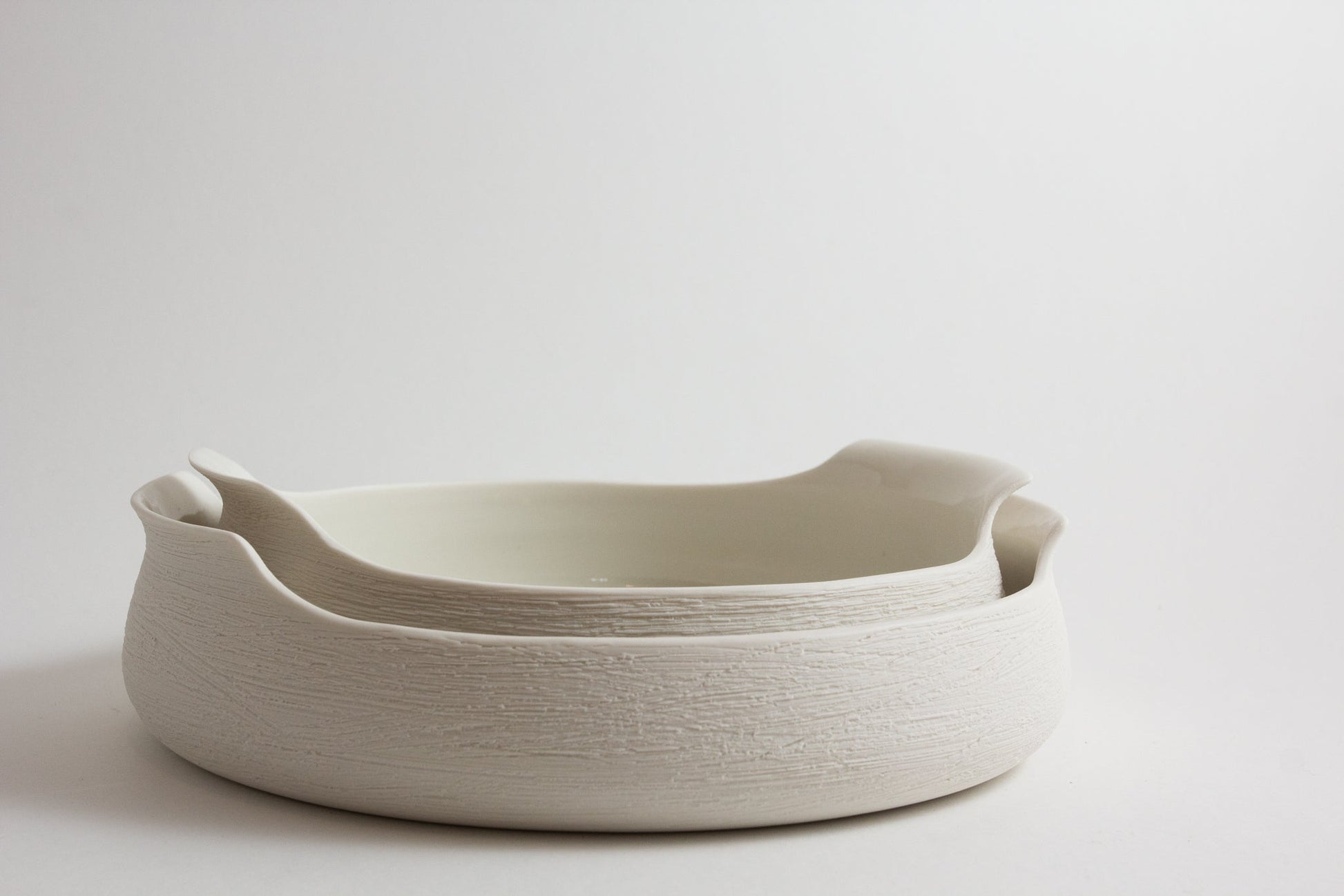 Plat en porcelaine blanche griffée avec anses - L'ATELIER BERANGERE CERAMIQUE - La Maison MilanaiseBN176