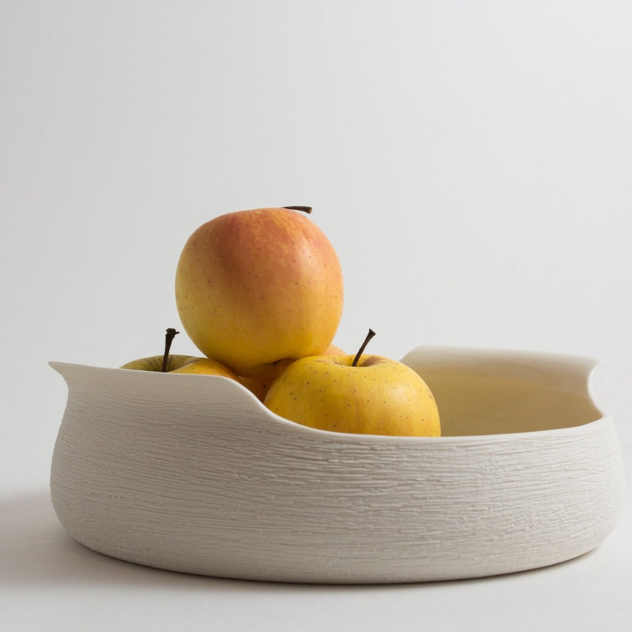 Plat en porcelaine blanche griffée avec anses - L'ATELIER BERANGERE CERAMIQUE - La Maison MilanaiseBN176