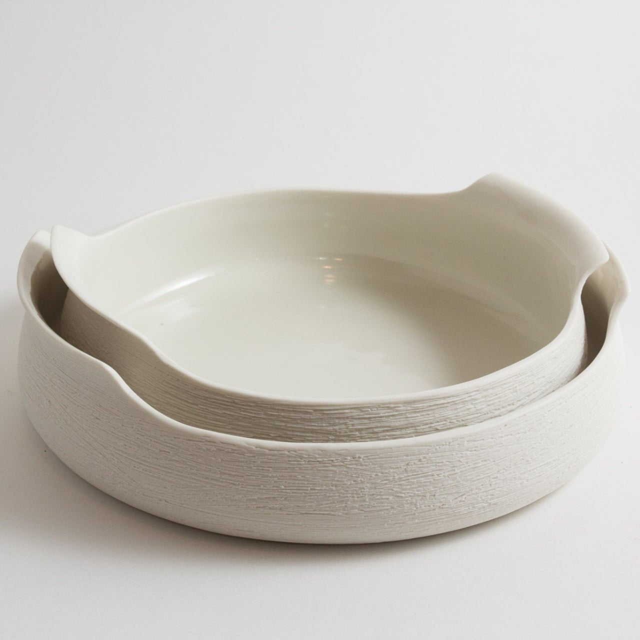 Plat en porcelaine blanche griffée avec anses - L'ATELIER BERANGERE CERAMIQUE - La Maison MilanaiseBN176