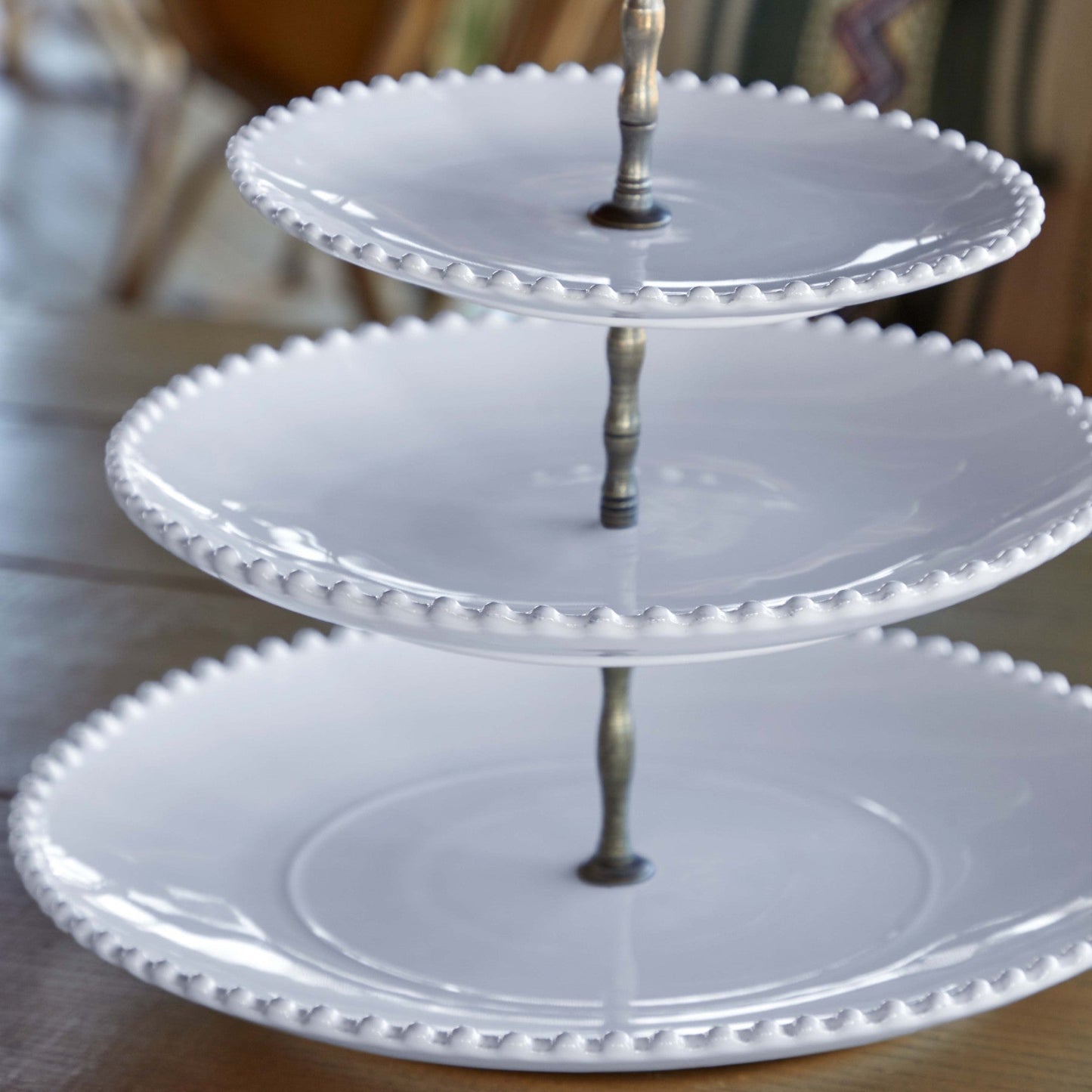 Porte gâteaux 3 niveaux en grès fin blanc bord perlé Pearl - COSTA NOVA - La Maison MilanaisePEPS01