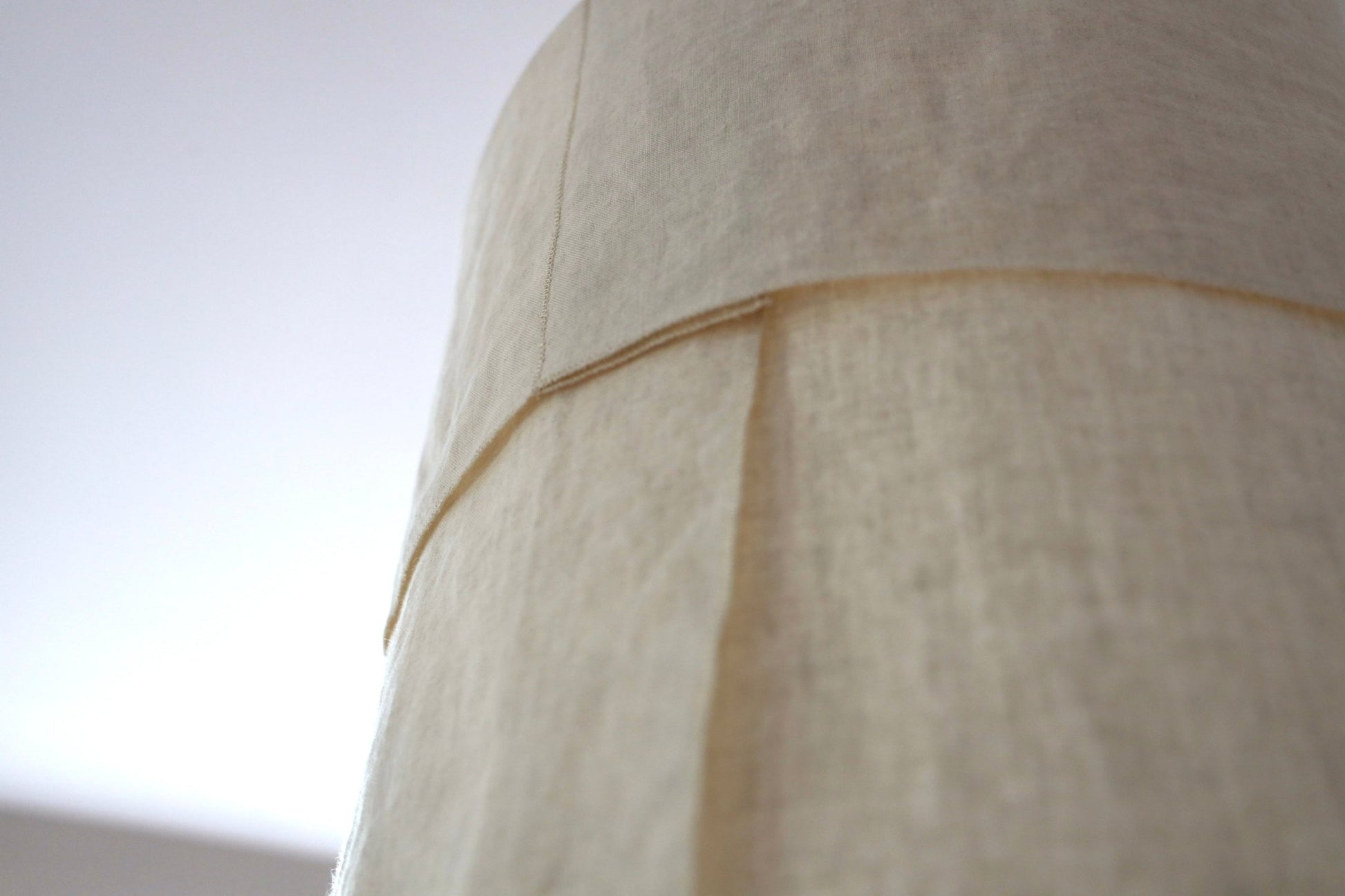 Suspension Ø36cm ENCIEL – Lin naturel et lumière douce - STUDIO ECHO - La Maison MilanaiseSUSPENCIELØ374 pansAvec câble