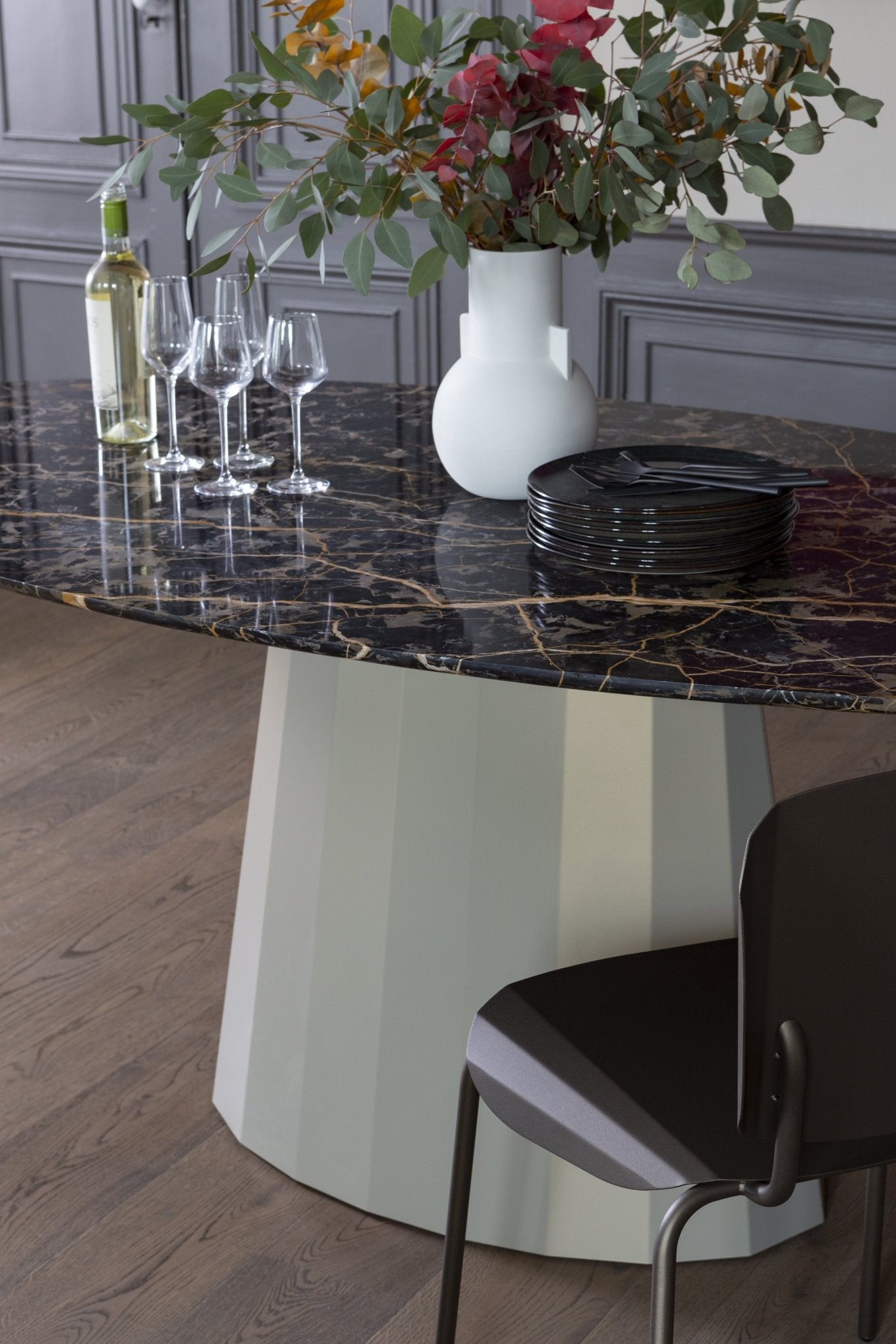 Table ovale en marbre et pied conique en métal Ankara - MATIERE GRISE - La Maison MilanaiseANKARASTLAURENTOVALE73Brut Vernis fumé 241200cmx100cmxH75.6cm