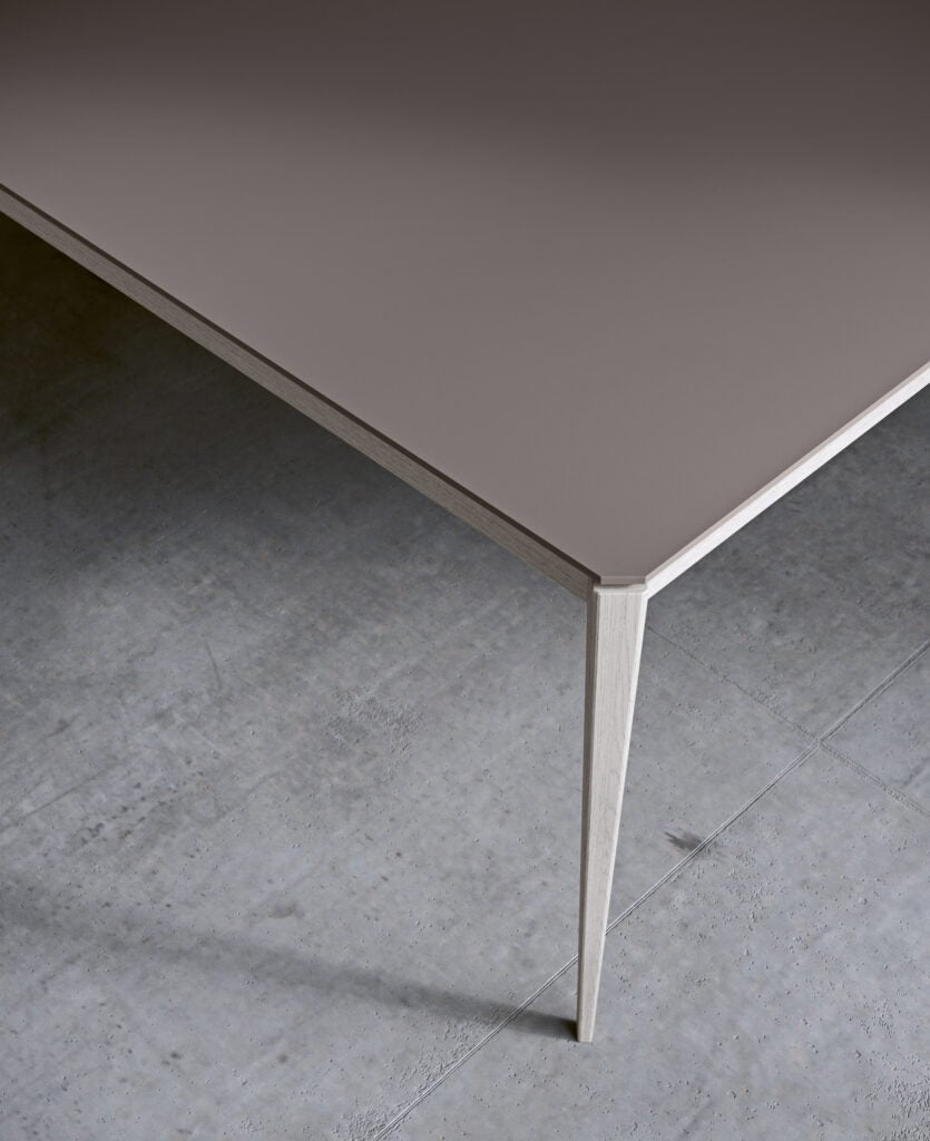 Table TAI - GA – Design sculptural & finitions nobles pour un intérieur d’exception - IMPÉRIAL LINE - La Maison MilanaiseTAI - GA - 4140x90cmPlateau Fenix Rosso Jaipur & Pieds Noyer OssidoFixe